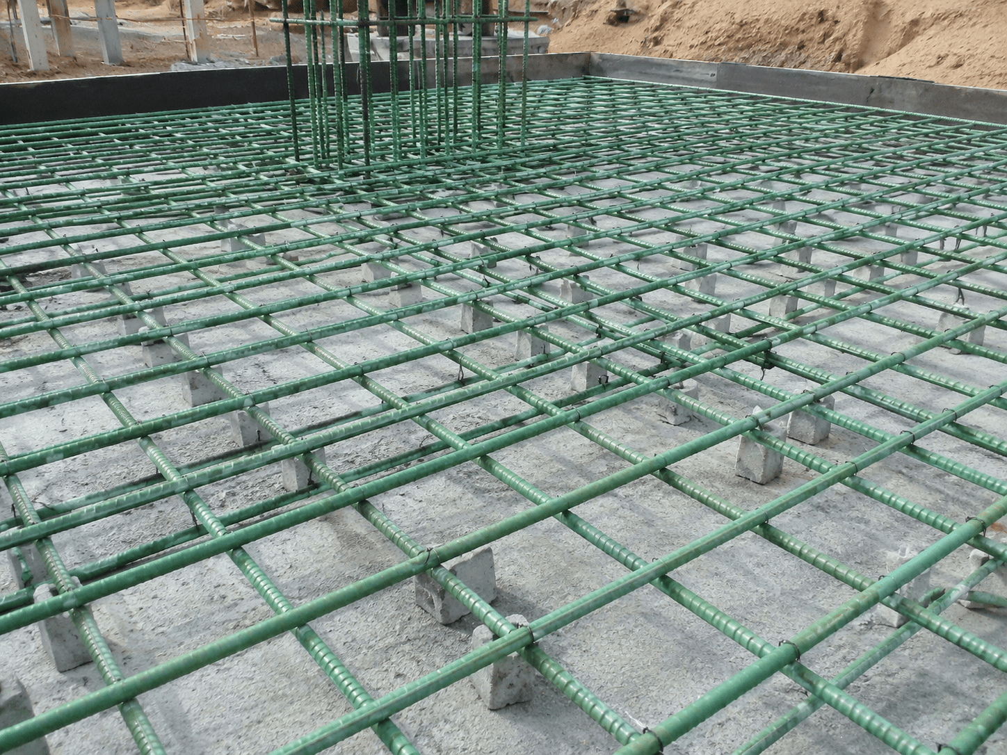 الإشراف الهندسي واستخدام الحديد المقاوم للصدأ في أساسات المشاريع الساحلية مع حنيكة إس بجدة.